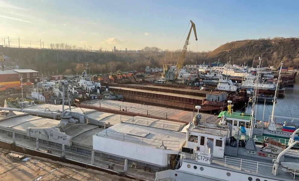 Ремонт, отстой и обслуживание речного флота.